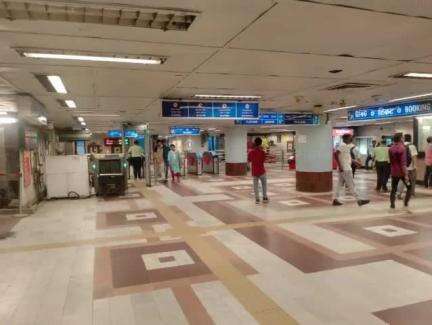 Metro stations witnessing a silent change!
New energy-efficient #LED lights are being installed at platforms, mezzanines and subway passages of different stations of #BlueLine. It has increased illumination by 2 to 5 times.