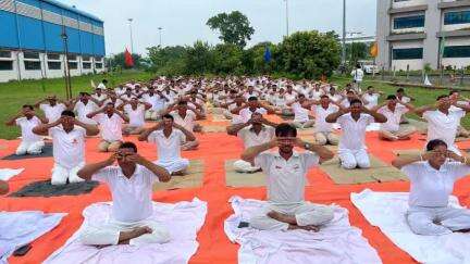 #Metro officers and staff participating in the #yoga session at Central Park Depot in the morning of #InternationalDayofYoga2024.
 #YogaForSelfAndSociety #YogaWithFamily #IDY2024
#YogaDay #Mindfulness #Wellness #InnerPeace #