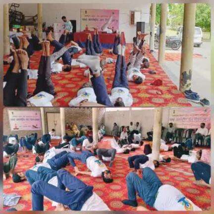 As part of #IDY2024, #CBC_Hisar organized a #YogaDay event at Govt. ITI Bhodia Khera, #Hisar. Principal Ramesh Kumar as the Chief Guest, students performed yoga under the guidance of Yoga Expert Pramod Kumar.🧘‍♂️