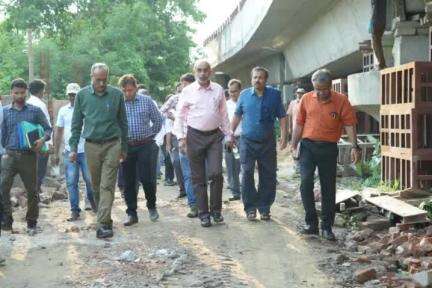 Shri P Uday Kumar Reddy, GM, inspected #Noapara to #Bimanbandar stretch of #YellowLine today. Shri Reddy took trolley inspection from #JessoreRoad to #Bimanbandar stations to check the preparedness of the tunnel.