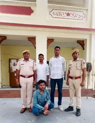 #Beawar: पुलिस थाना ब्यावर सिटी को मिली बड़ी सफलता

ATM के साथ छेड़छाड़ कर 17 लाख 30 हज़ार रुपए की चोरी करने का आरोपी गिरफ्तार, चोरी की संपूर्ण राशि की बरामद