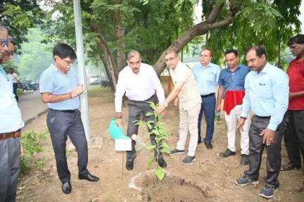 #एक_पेड़_माँ_के_नाम #plant4mother अभियान के अंतर्गत दिनांक 25.07.2024 को बरेका आवासीय परिसर में  महाप्रबंधक श्री अभय बाकरे ने वृक्षारोपण कर इस अभियान के प्रति जागरूकता का संदेश दिया।
#railminindia
#moefcc