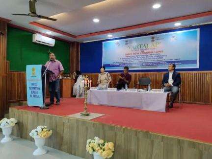 Mr. Bijoy Kakchingtabam, President, AMWJU delivering his speech on Media Workshop #Vartalap organised by PIB, Imphal at Manipur Press Club, Imphal.

#AzadBharatKeApneKanoon