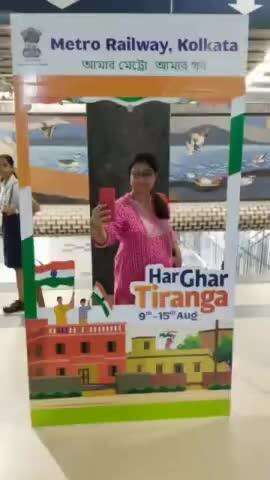 Enthusiastic commuters participating in the #HarGharTiranga campaign at different #Metro stations and taking selfies.