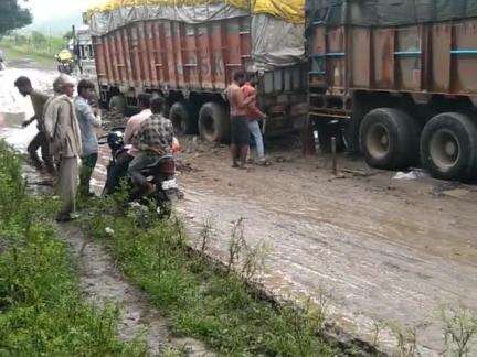 विदिशा/गेरतगंज रोड का मामला ग्राम खेरखेडी ट्रक फस गया हा कीचड़ मे बुरी तरह कंडीसन हा रोड की आने जाने वाले वाहनों को बड़ी