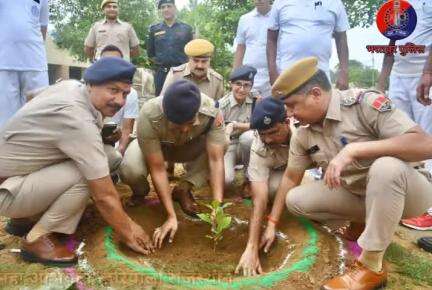 #मुख्यमंत्री वृक्षारोपण महा अभियान के दौरान एसपी आज भरतपुर पुलिस ने लगाए 2200 वृक्ष #police #news #teej