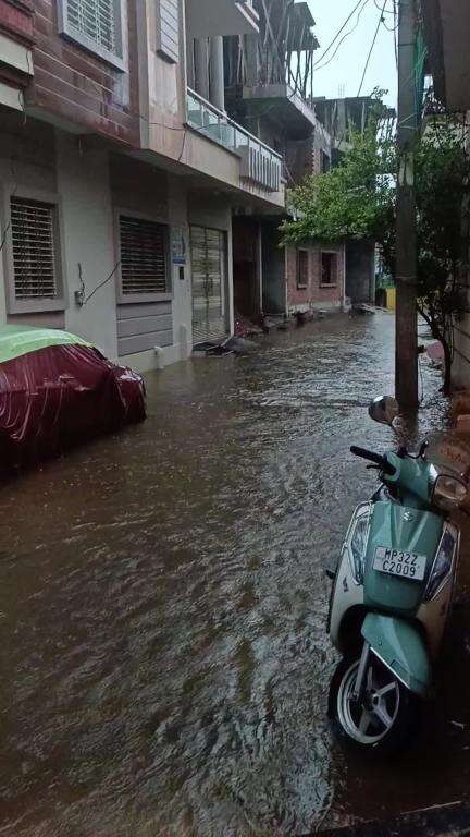 दतिया जिले में हनुमान गढ़ी मंदिर होली क्रॉस स्कूल के पास बसी कॉलोनी हुई जलमगन 
#दतिया
#दतियानगर पालिका