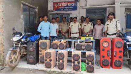 खरगोन पुलिस ने स्पीकर और एमप्लीफायर चुराने वाले पांच नाबालिक आरोपी को किया।