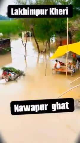 jila Lakhimpur khiri gram navapur Ghat khatre ke Nishan per dikh raha hai Sharda Nadi ke tufan ke