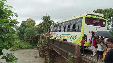 barkundiya mein Aaj accident hua hai cal 10:00 baje aaspaas hua hai to Abhi Tak rasta se gadi hataya nahin to pura road