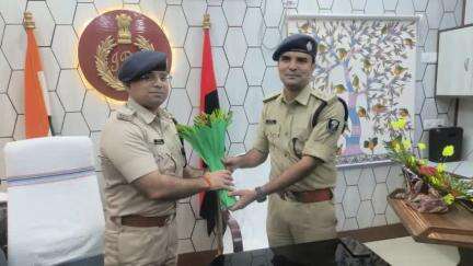 दिनांक 15.09.2024 को श्री चन्द्र प्रकाश ने पुलिस अधीक्षक, जमुई के तौर पर पदभार ग्रहण किया... जमुई पुलिस परिवार की ओर से उन्हें हार्दिक बधाई एवं शुभकामनाएं....
.
.
#jamuipolice