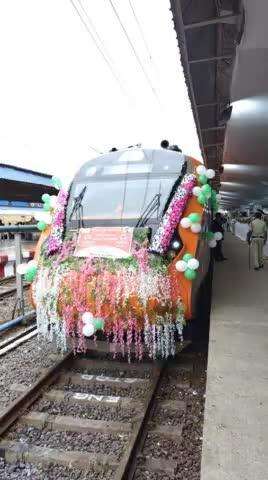 Ready for its debut run, the Raipur (Durg)-Visakhapatnam #VandeBharatExpress rake stands poised at Raipur station, Chhattisgarh.