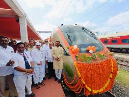 MP Bhuj #vinodchavdabjp, along with other dignitaries grace the inaugural run of the Bhuj-Ahmedabad #NamoBharatRapidRail at Bhuj Railway Station.

#RapidRail