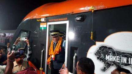 Loco Pilots of the Agra Cantt - Banaras #VandeBharatExpress were warmly welcomed with a celebratory reception at Banaras Railway Station.
#RailInfra4Gujarat