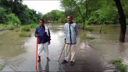 बटियागढ़= ग्राम पंचायत लिधौरा में तेज बारिश से नाला उफान पर आवागमन रास्ता बंद