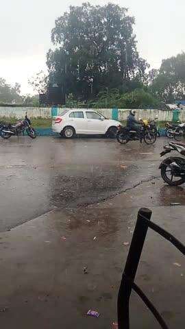 bijpur me baris hone ke karan logo ko aane jane se parsani