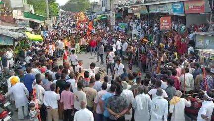 अयाना कस्बे में मंगलवार को अनन्त चतुर्दशी पर्व पर हैरतअंगेज करतबों के साथ निकला भव्य जुलूस