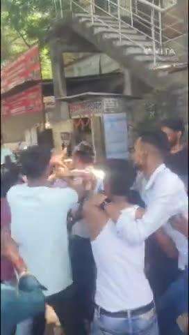 cinema road me chor atm badalte huwe pakraya jiska log kutai karne ke baad police ke hawale kar diya hajipur