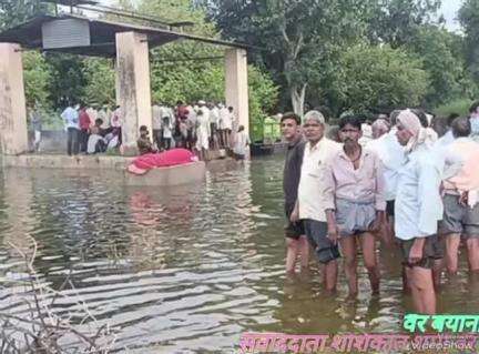 वैर :मोक्ष धाम में एक सप्ताह से भरा दो-तीन फीट पानी:महिला के अंतिम संस्कार के लिए पहुंचे व्यक्तियों  को हुई परेशानी