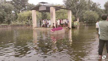 बयाना गेट वैर भरतपुर जल मगन शमशान में हो रहा  महिला का अंतिम संस्कार