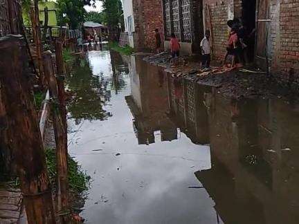 Madhepura जिले के Diggi panchayat Sahibganj itahari Gaon Mein Tej Barish hone ke vajah se Road Par pani