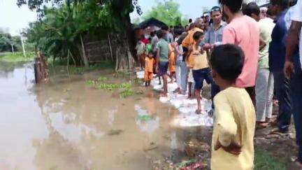 नाहटा प्रखंड के हेमपुर में काली मंदिर के समीप  2 मीटर पानी आने से बांध के पश्चिमी भाग से पूर्वी भाग पानी आने की संभावना