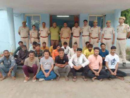 जिला कोटा ग्रामीण पुलिस द्वारा #एरिया_डोमिनेशन_अभियान की कार्यवाही के तहत 72 #विशेष_टीमों के 253 अधिकारी /कर्मचारियों द्वारा 284 स्थानो पर #दबिश देकर 
142 #अपराधियों को #गिरफ्तार करने में हासिल की सफलता
#PoliceRajasthan #IgpKota 
#SujitShan