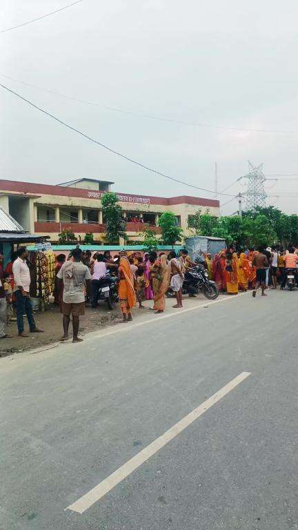 TARHA HIGH SCHOOL KE PASS AAMNE SAMNE KI TAKKAR MAI DO BIKE AND 4 LOG GHYAL