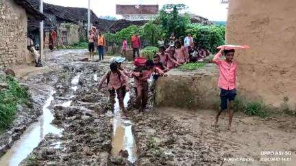 कीचड़ पर चलकर स्कूल जाने को मजबूर ग्राम पंचायत रुकमा खुर्द के  पचपेड़ा  गांव के बच्चे नौनिहालों को घुटने तक कीचड से होकर