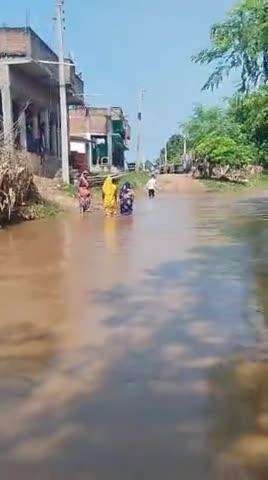 dhamni panchayt ke ugrparvawit chetr kumharuya ke khuri nadi me jal astar badhne se awa gaman huya badhti.