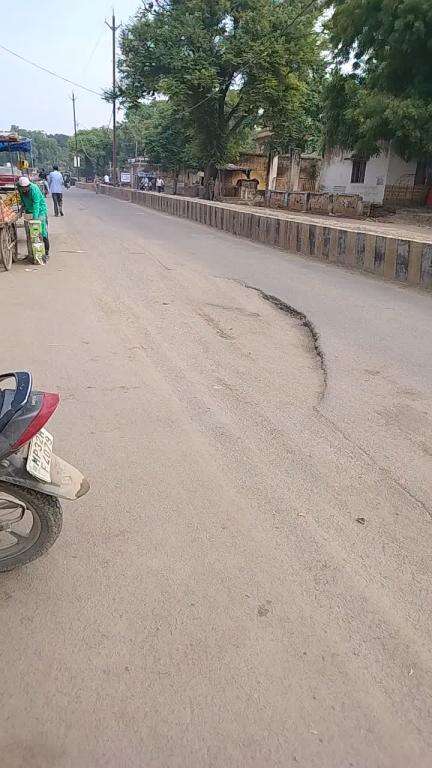 sabji mandi ke samne ek gaddha hua hai road jameen mein gaya hai kabhi bhi durghatna ho sakti hai