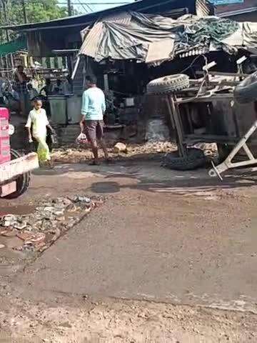 Gwalior choraha kamad road par bada hadsa hone se bal bal bcha