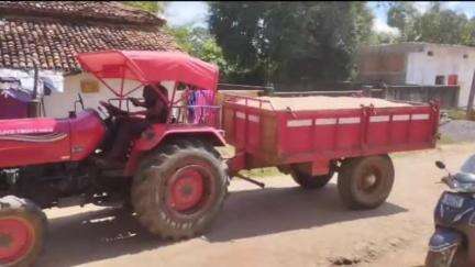 प्रतिबंध होने के बावजूद भी रेत माफिया ट्रैक्टरों का उपयोग कर ट्राली में रेत पर भर -भर कर कोरर क्षेत्र* #