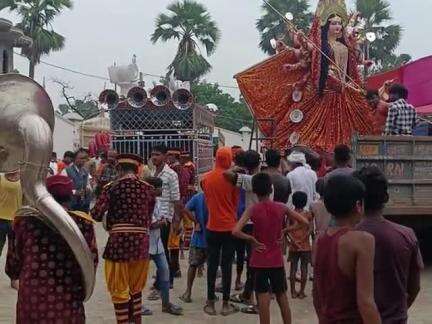 #राधा कृष्ण मंदिर इस्माइलपुर में माता को
 विसर्जन जुलूस निकाला जा रहा है