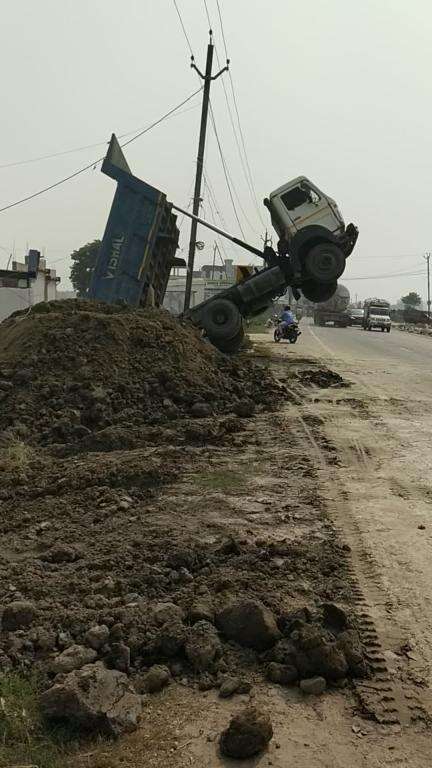 मोतिहारी के छतौनी से अवधेश चौक के बीच हादसे होने से बचा