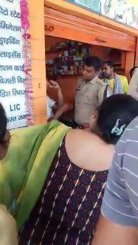 dhampur jatra fatak Bank of Baroda ke pass chori Karta hai pakda Gaya vyakti ko girftar lete hue police