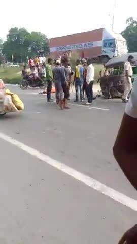 sahpur chok ek Savari gari ko takker marne se