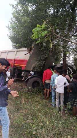 daunger Aurangabad road jinoriya yeksident  rod me bahu jam dekha ja raha hai