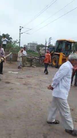 robertsganj railway crossing par nirman kary hetu