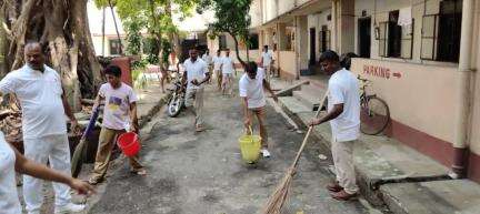 #Metro staff participating in #SwachhtaHiSeva campaign.
#SBD2024 
 #SHS2024 
#SwachhataHiSeva2024
#SwabhavSwachhata