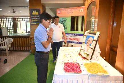 बरेका में श्रद्धा पूर्वक याद किए गए राष्ट्रपिता महात्मा गांधी। महाप्रबंधक श्री एस.के.श्रीवास्तव ने पुष्प अर्पित कर किया नमन। 
#railminindia #mygovindia #ignorestatus #SwachhtaHiSewa2024 #SwachhBharatAbhiyan