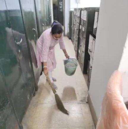 #Metro staff participating in #SwachhtaHiSeva campaign.
#SBD2024
#SHS2024