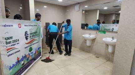 #Metro staff participating in #SwachhtaHiSeva campaign.
#SBD2024
#SHS2024