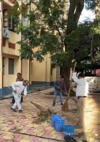 #Metro staff participating in #SwachhtaHiSeva campaign.
#SBD2024
#SHS2024