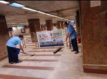 #Metro staff participating in #SwachhtaHiSeva campaign.
#SBD2024
#SHS2024