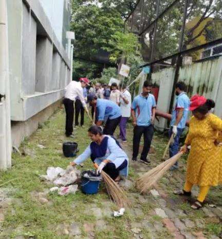 Officers and staff of #TapanSinhaMemorialHospital offering #Shramdan, as a part of #special #campaign for #Swachhta today