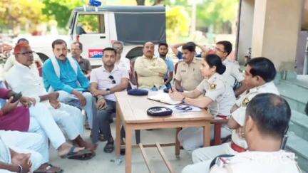 शारदीय नवरात्रा के सफल आयोजन को लेकर देवधा थाना परिसर में प्रभारी प्रीति भारती के नेतृत्व में शांति समिति की बैठक हुई।