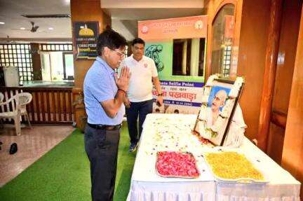 GM,BLW Shri S.K. Srivastava participated in Shramdaan for cleanliness activities as part of #SwachhataHiSeva, commemorating Gandhi Jayanti. 
#SwachhBharat
#SHS2024