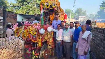 आज विजयपुर में हमारे बड़े भाई का फीजी रिटेमेंट से आए  किया बहुत   स्वागत वंदन अभिनंदन ने किया स्वागत बंधन अभिनंदन किया