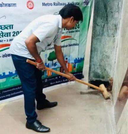 #Metro staff participating in #SwachhtaHiSeva campaign.
#SBD2024
#SHS2024
#SwachhataHiSeva2024
#SwabhavSwachhata